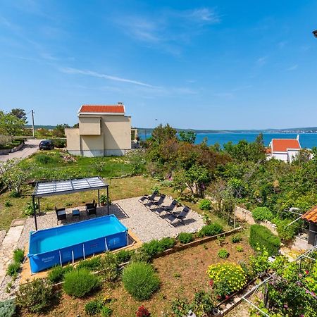 Apartment Sea And Mountain With Pool Novigrad  Rum bild