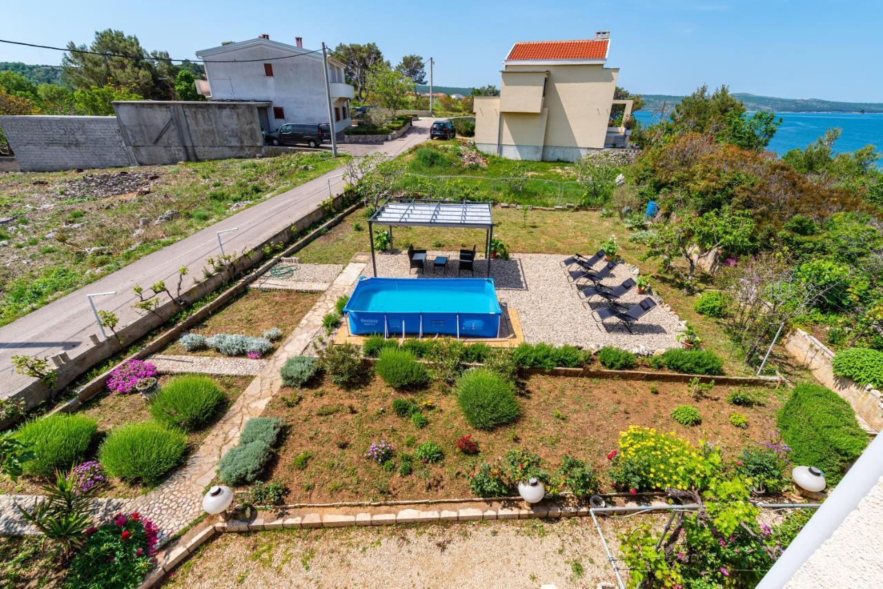 Apartment Sea And Mountain With Pool Novigrad  Rum bild