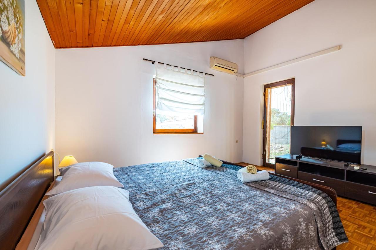Apartment Sea And Mountain With Pool Novigrad  Rum bild