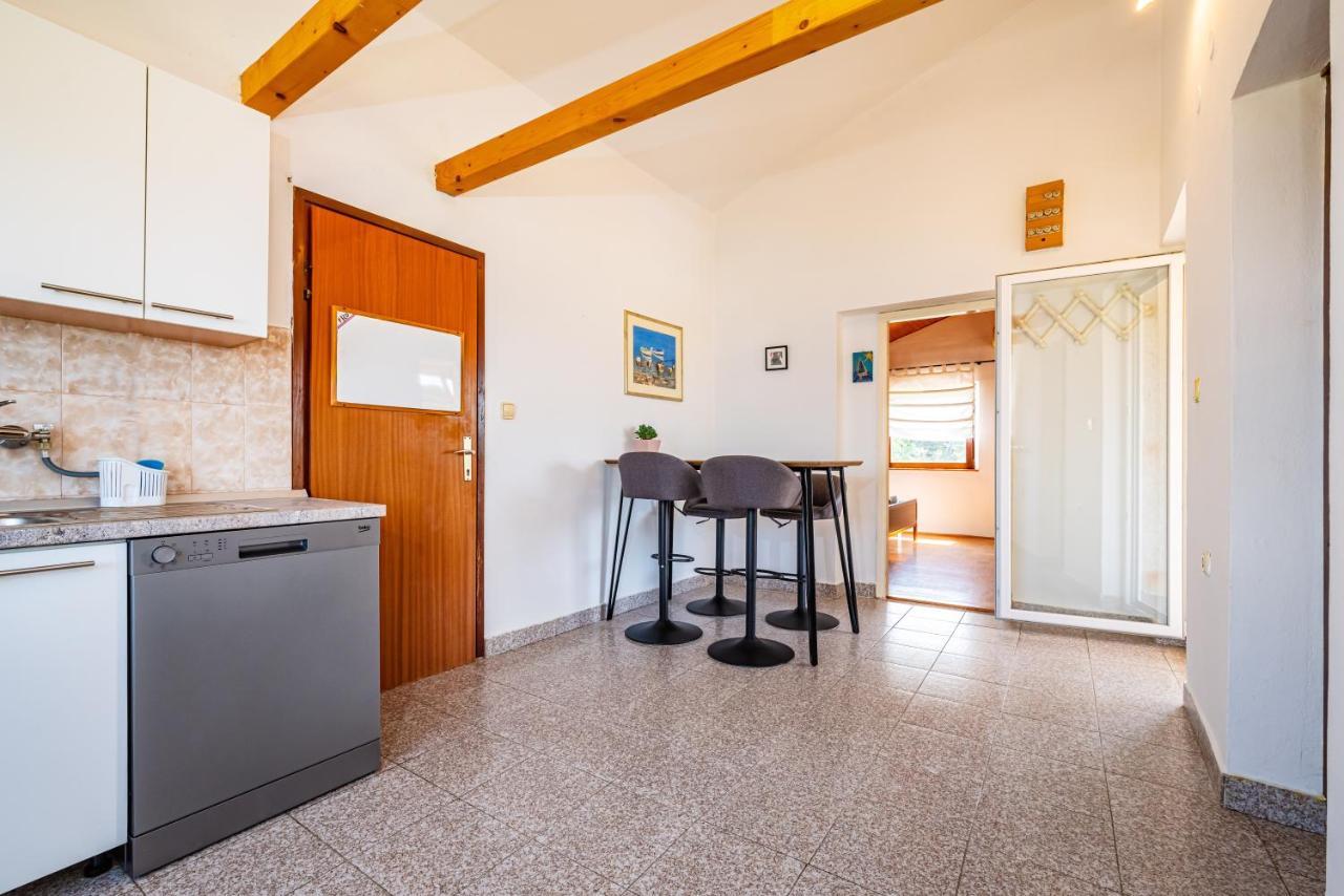 Apartment Sea And Mountain With Pool Novigrad  Rum bild