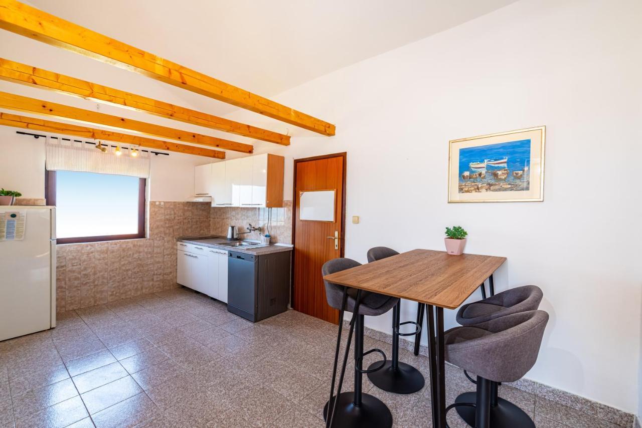 Apartment Sea And Mountain With Pool Novigrad  Exteriör bild